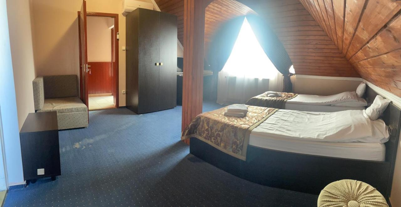 Karikas Hotel ハイデゥソボスロー エクステリア 写真
