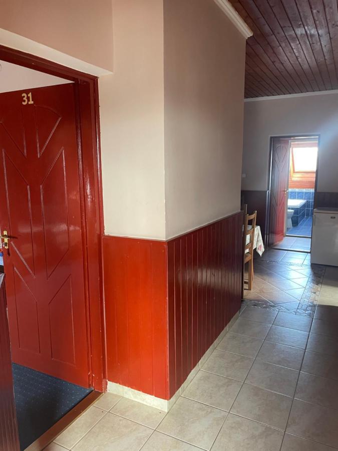 Karikas Hotel ハイデゥソボスロー エクステリア 写真