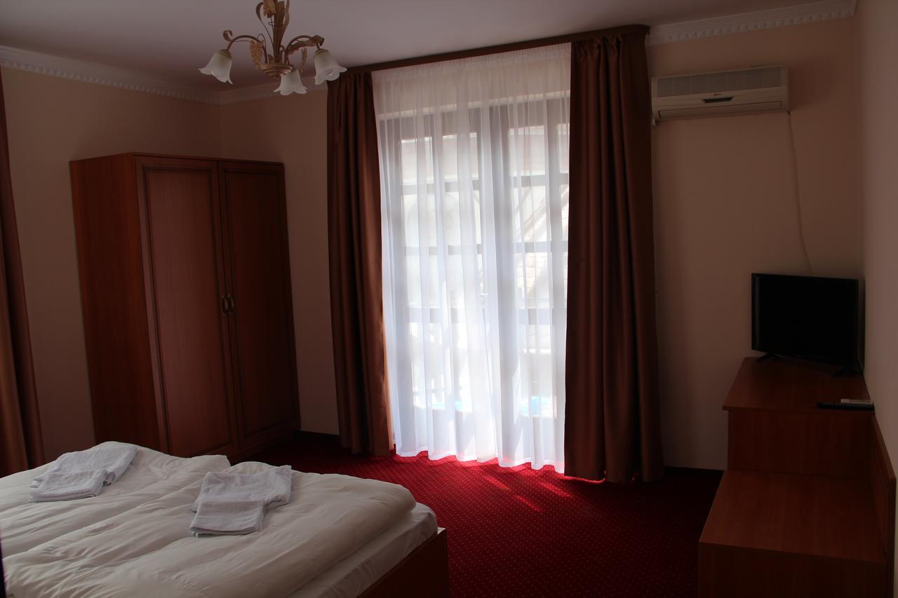 Karikas Hotel ハイデゥソボスロー エクステリア 写真