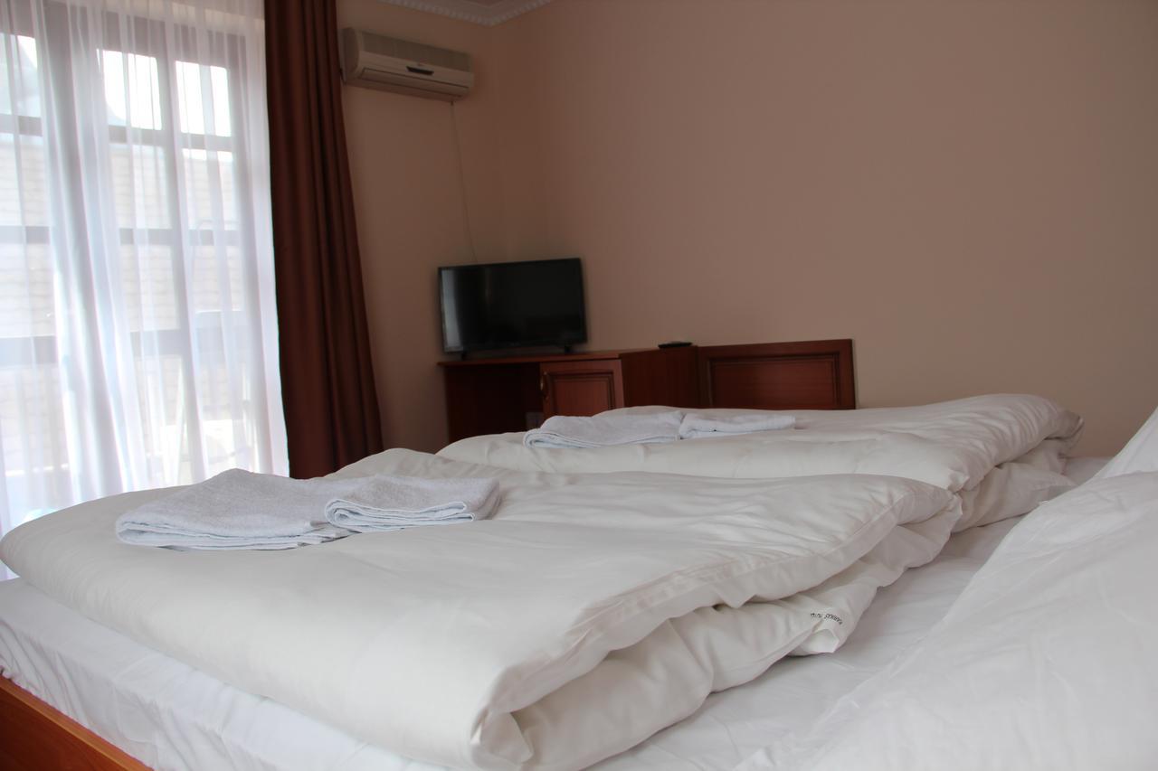 Karikas Hotel ハイデゥソボスロー エクステリア 写真