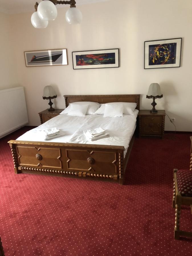 Karikas Hotel ハイデゥソボスロー エクステリア 写真
