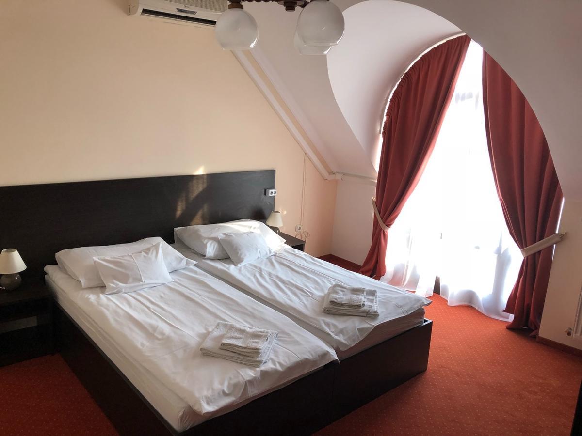 Karikas Hotel ハイデゥソボスロー エクステリア 写真
