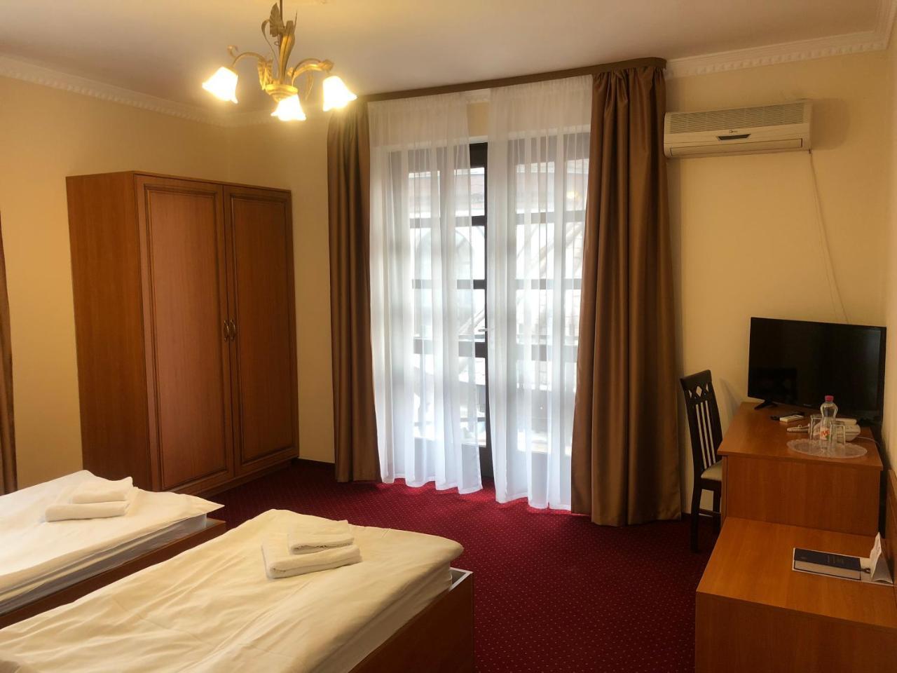 Karikas Hotel ハイデゥソボスロー エクステリア 写真