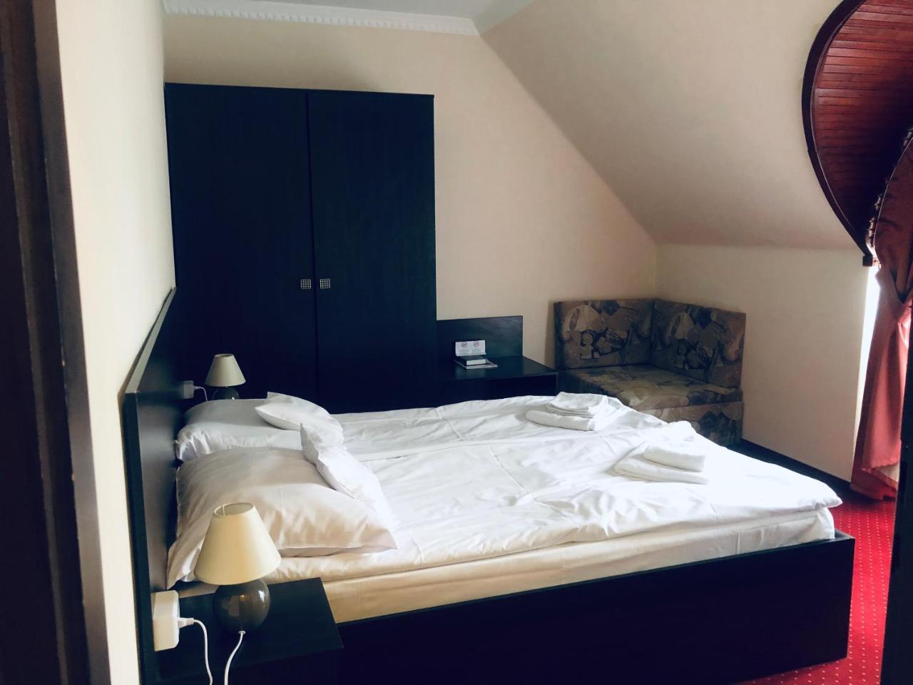 Karikas Hotel ハイデゥソボスロー エクステリア 写真