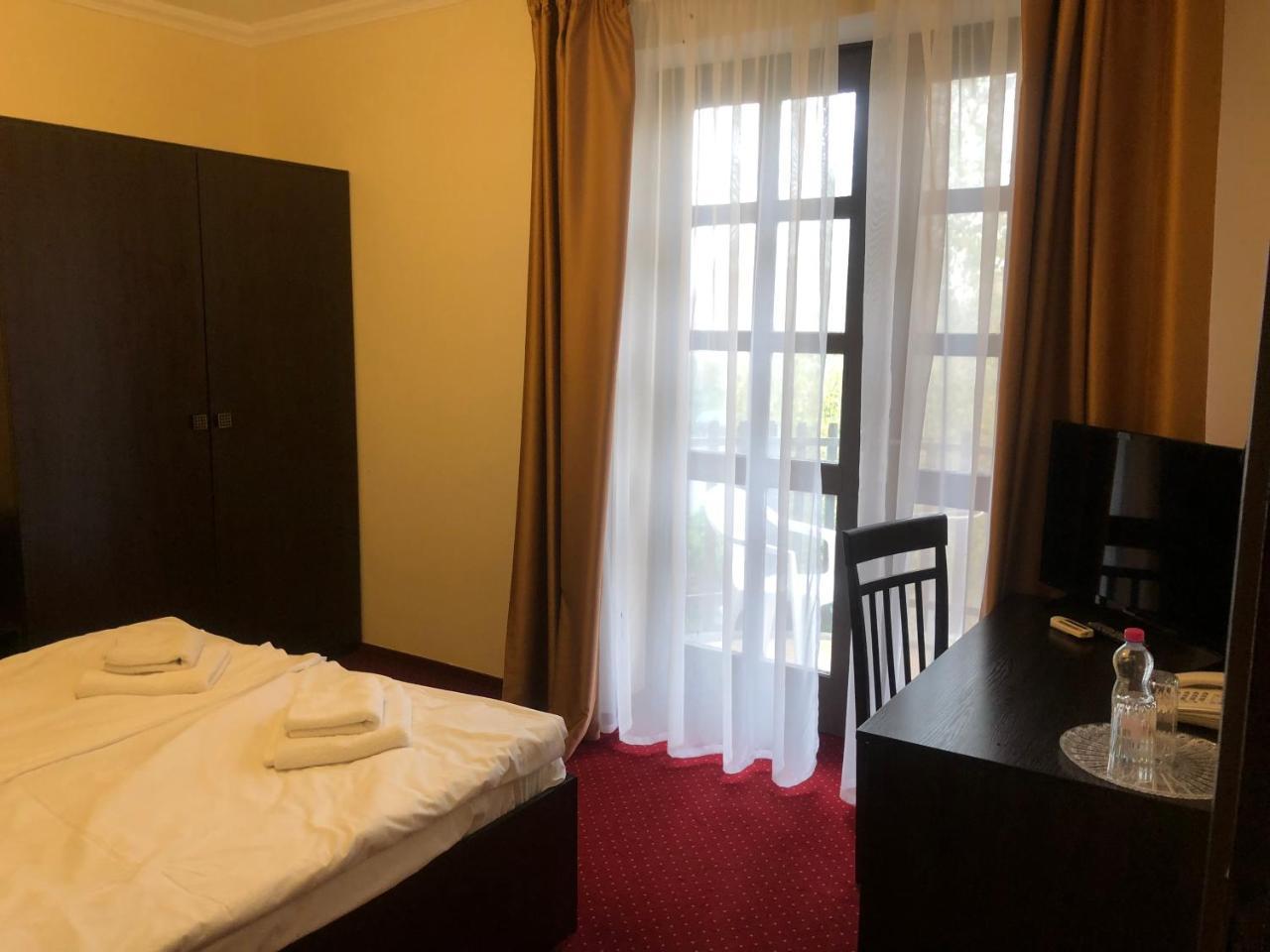 Karikas Hotel ハイデゥソボスロー エクステリア 写真